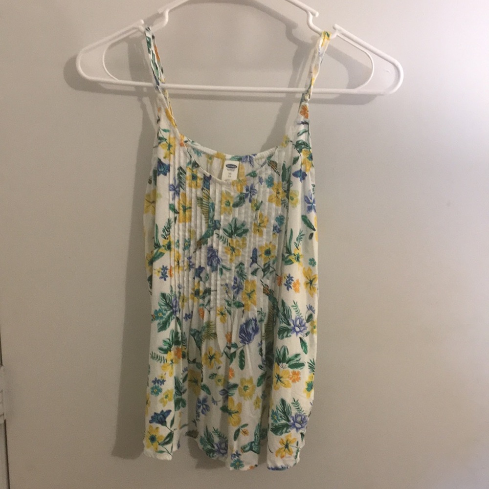 Women shirt size XS, has floral pattern on shirt